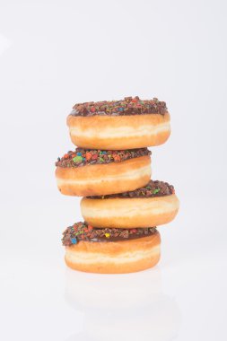 Beyaz arka planda çikolatalı çörekler.