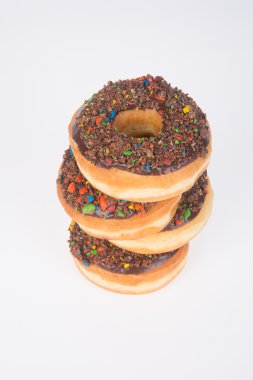 Beyaz arka planda çikolatalı çörekler.