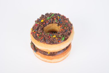 Beyaz arka planda çikolatalı çörekler.