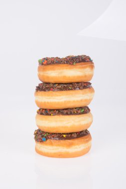 Beyaz arka planda çikolatalı çörekler.