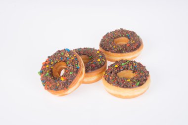 Beyaz arka planda çikolatalı çörekler.