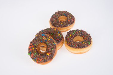 Beyaz arka planda çikolatalı çörekler.