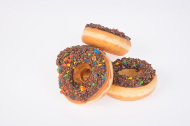 Beyaz arka planda çikolatalı çörekler.