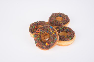 Beyaz arka planda çikolatalı çörekler.