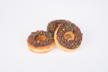 Beyaz arka planda çikolatalı çörekler.