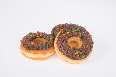 Beyaz arka planda çikolatalı çörekler.