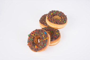 Beyaz arka planda çikolatalı çörekler.