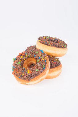 Beyaz arka planda çikolatalı çörekler.