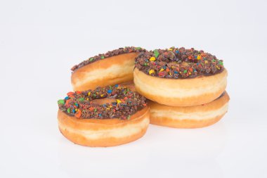 Beyaz arka planda çikolatalı çörekler.