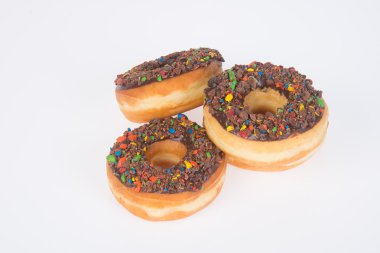 Beyaz arka planda çikolatalı çörekler.