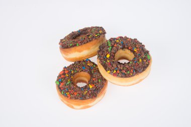 Beyaz arka planda çikolatalı çörekler.