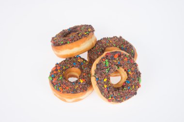 Beyaz arka planda çikolatalı çörekler.