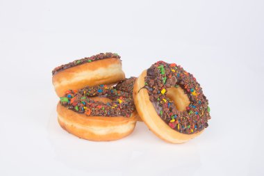 Beyaz arka planda çikolatalı çörekler.