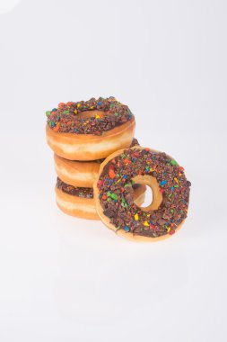 Beyaz arka planda çikolatalı çörekler.