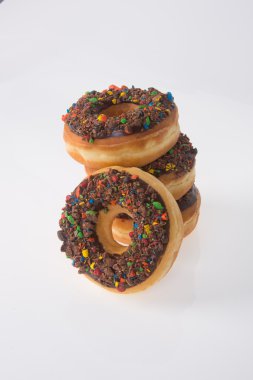 Beyaz arka planda çikolatalı çörekler.