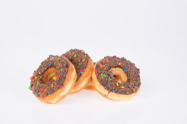 Beyaz arka planda çikolatalı çörekler.