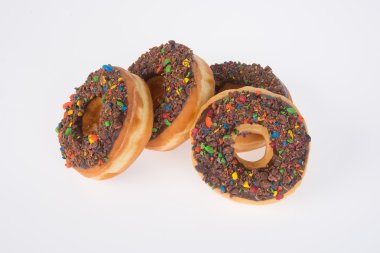 Beyaz arka planda çikolatalı çörekler.