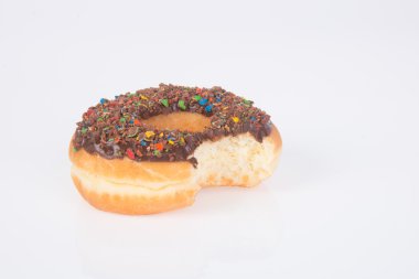 Beyaz arka planda çikolatalı çörekler.