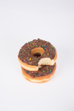 Beyaz arka planda çikolatalı çörekler.