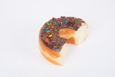 Beyaz arka planda çikolatalı çörekler.