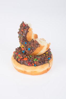 Beyaz arka planda çikolatalı çörekler.