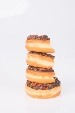 Beyaz arka planda çikolatalı çörekler.