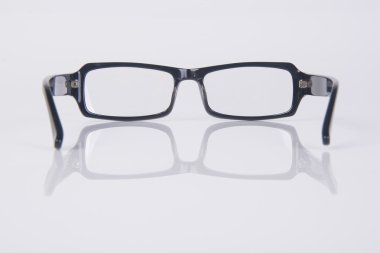 gözlükleri. arka planda gözüne gözlük