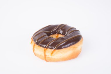 Beyaz arka planda çikolatalı çörekler.