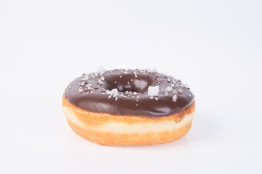 Beyaz arka planda çikolatalı çörekler.