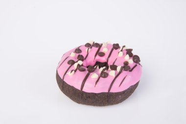 Beyaz arka planda çikolatalı çörekler.