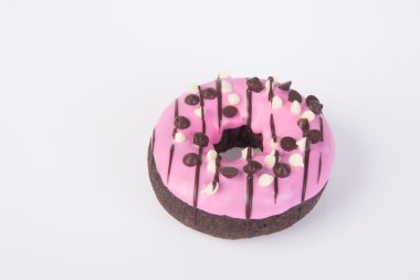 Beyaz arka planda çikolatalı çörekler.