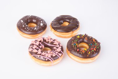 Beyaz arka planda çikolatalı çörekler.