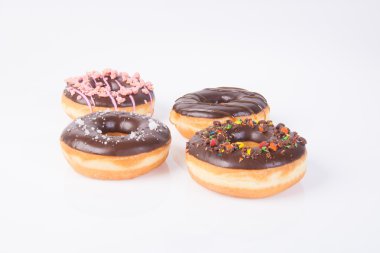 Beyaz arka planda çikolatalı çörekler.