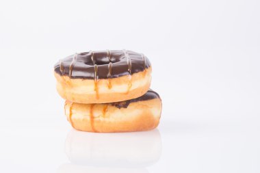 Beyaz arka planda çikolatalı çörekler.