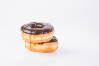 Beyaz arka planda çikolatalı çörekler.