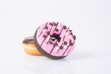 Beyaz arka planda çikolatalı çörekler.