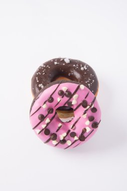 Beyaz arka planda çikolatalı çörekler.