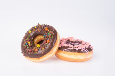 Beyaz arka planda çikolatalı çörekler.