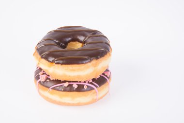 Beyaz arka planda çikolatalı çörekler.