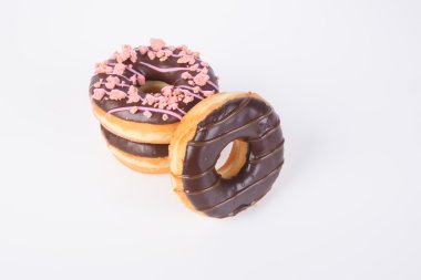 Beyaz arka planda çikolatalı çörekler.