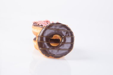 Beyaz arka planda çikolatalı çörekler.