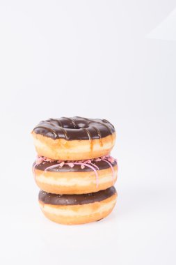 Beyaz arka planda çikolatalı çörekler.