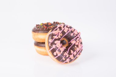 Beyaz arka planda çikolatalı çörekler.