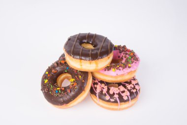 Beyaz arka planda çikolatalı çörekler.