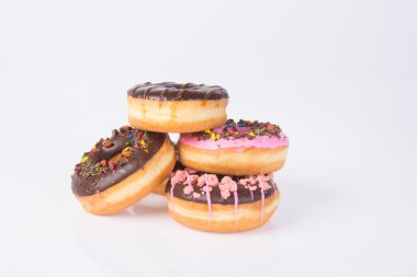 Beyaz arka planda çikolatalı çörekler.