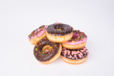 Beyaz arka planda çikolatalı çörekler.