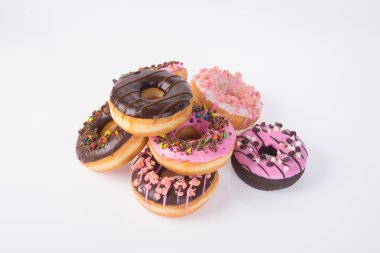 Beyaz arka planda çikolatalı çörekler.