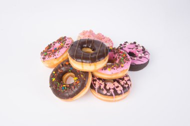 Beyaz arka planda çikolatalı çörekler.