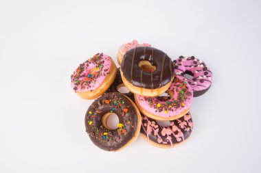 Beyaz arka planda çikolatalı çörekler.