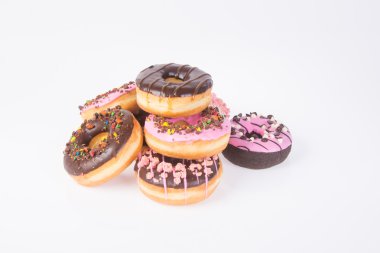 Beyaz arka planda çikolatalı çörekler.